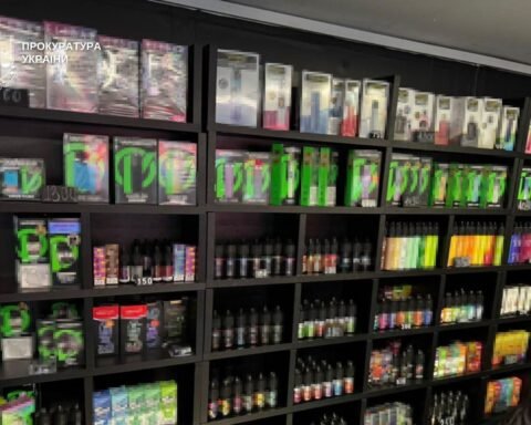У Дніпрі викрили нелегальну мережу продажу електронних сигарет і тютюну
