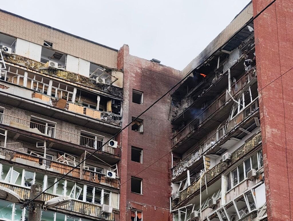 У Дніпрі дрон влучив у багатоповерхівку