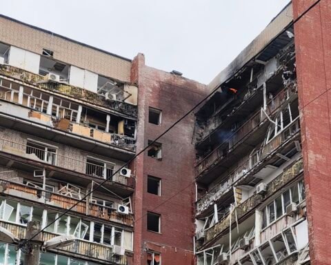 У Дніпрі дрон влучив у багатоповерхівку