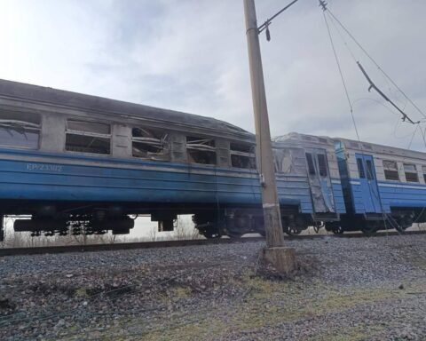 Дрон рф вдарив по приміському поїзду на Дніпропетровщині: є загиблий та поранені