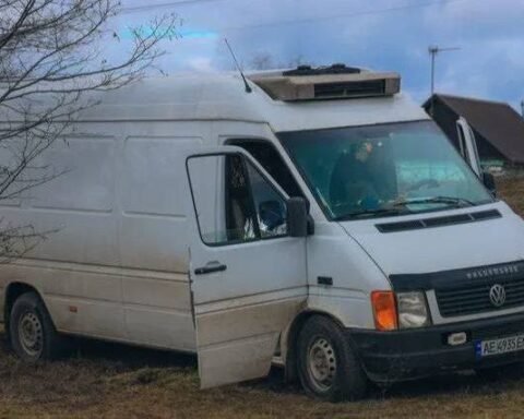 У Дніпрі в мікроавтобусі виявили тіло людини