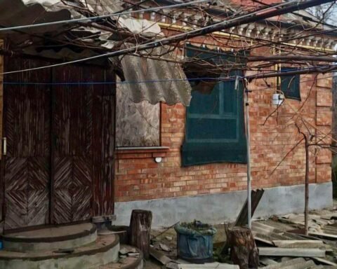 Ворожі війська атакували кілька районів Дніпропетровщини: поранена жінка та пошкоджені будинки