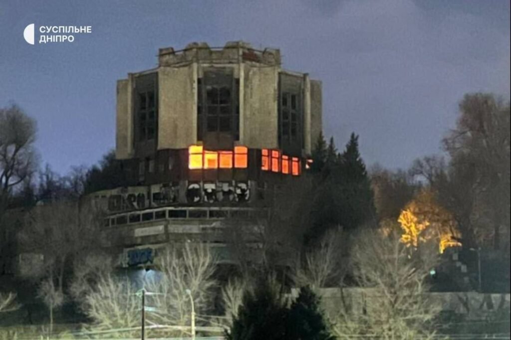 У Дніпрі сталася пожежа у будівлі колишнього ресторану «Маяк» у парку Шевченка