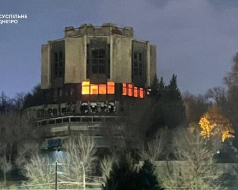 У Дніпрі сталася пожежа у будівлі колишнього ресторану «Маяк» у парку Шевченка