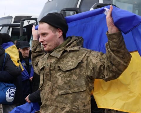 Ще 302 українці повертаються з російського полону: серед них військові та цивільні