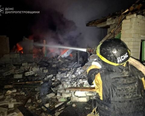 На Дніпропетровщині після ворожих атак поранено двох людей, спалахнули пожежі