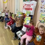 Дитячі долоньки підтримки: на Дніпропетровщині проходить проєкт для малечі від волонтерів «Українська команда»