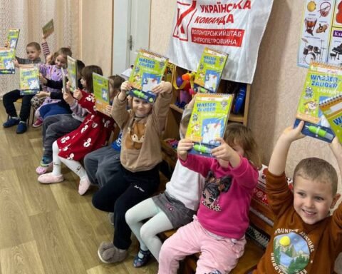 Дитячі долоньки підтримки: на Дніпропетровщині проходить проєкт для малечі від волонтерів «Українська команда»