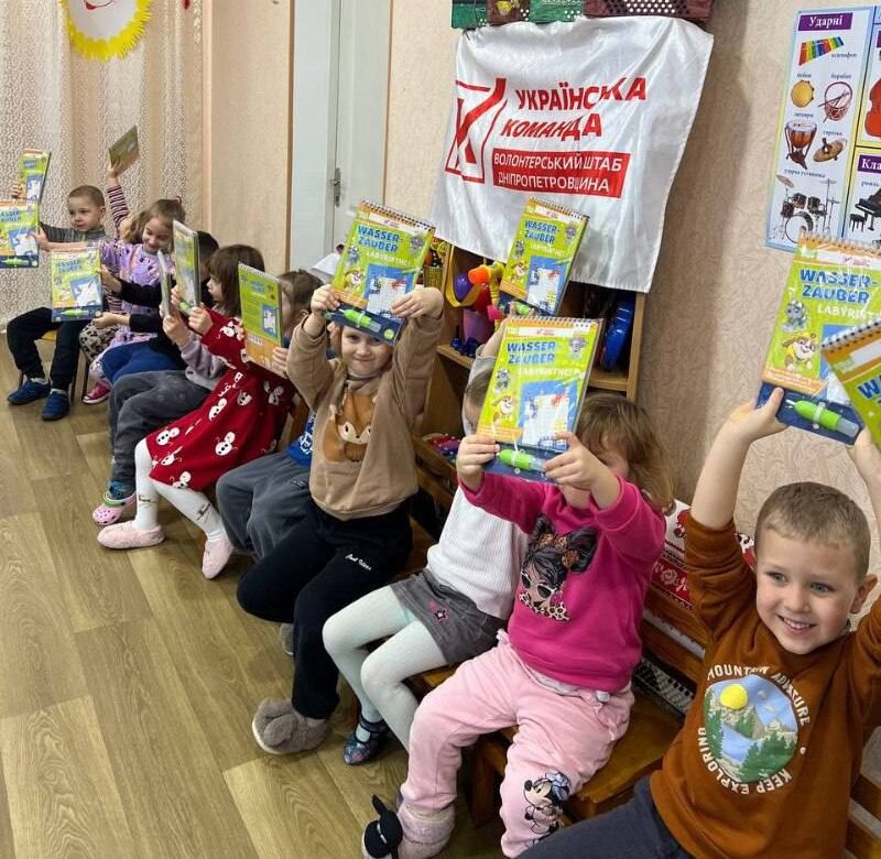Дитячі долоньки підтримки: на Дніпропетровщині проходить проєкт для малечі від волонтерів «Українська команда»