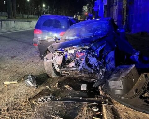 У Дніпрі 17-річний хлопець на Tesla врізався в будівлю та авто