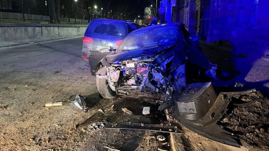 У Дніпрі 17-річний хлопець на Tesla врізався в будівлю та авто