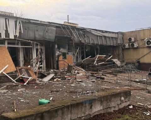 У Нікополі дрони рф знищили відділення ПриватБанку біля центрального ринку