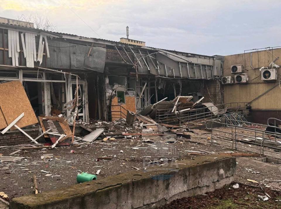 У Нікополі дрони рф знищили відділення ПриватБанку біля центрального ринку