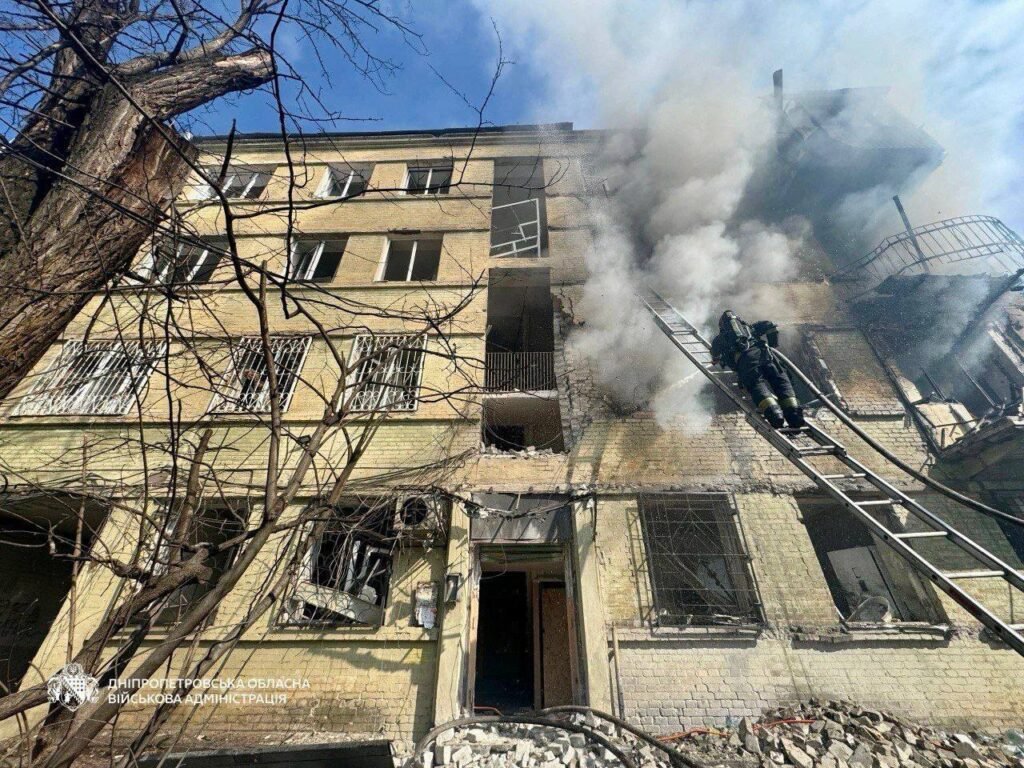 Атака дронів на Дніпро: пошкоджено багатоповерхівку, є постраждалі