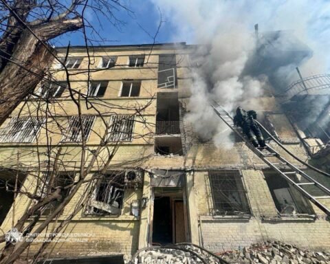 Атака дронів на Дніпро: пошкоджено багатоповерхівку, є постраждалі