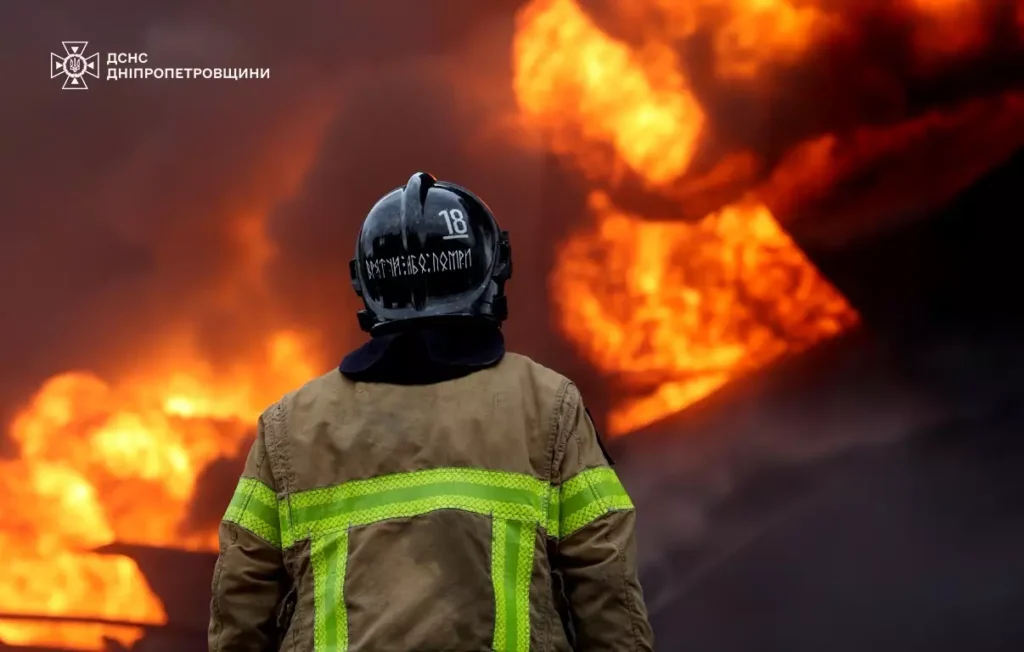 На Дніпропетровщині чотири доби гасили пожежу після російського удару