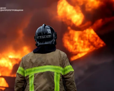 На Дніпропетровщині чотири доби гасили пожежу після російського удару
