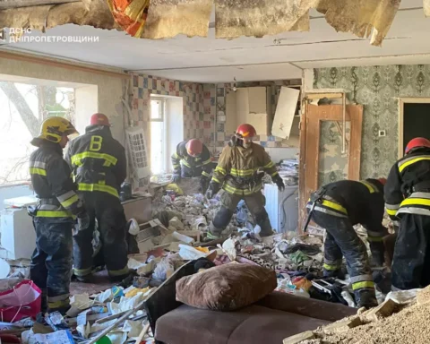 У Вільногірську стався вибух у багатоповерхівці: рятувальники евакуювали трьох людей, серед них дитина