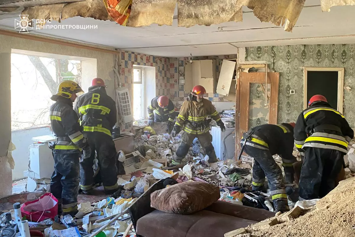 У Вільногірську стався вибух у багатоповерхівці: рятувальники евакуювали трьох людей, серед них дитина